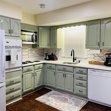 Newly Renovated Charming Home With Parking Форт Вашингтон Екстериор снимка