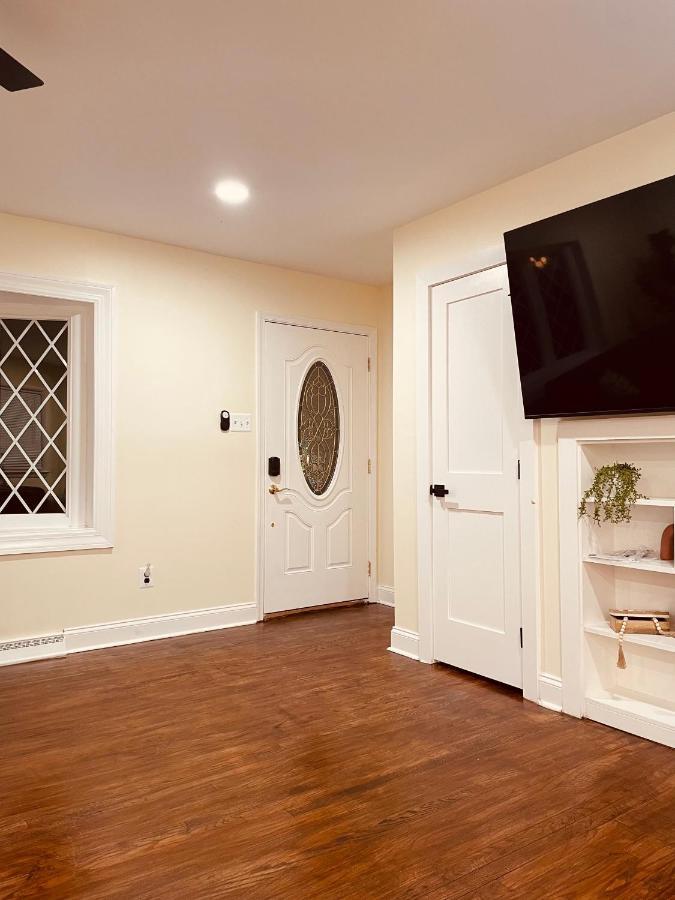 Newly Renovated Charming Home With Parking Форт Вашингтон Екстериор снимка