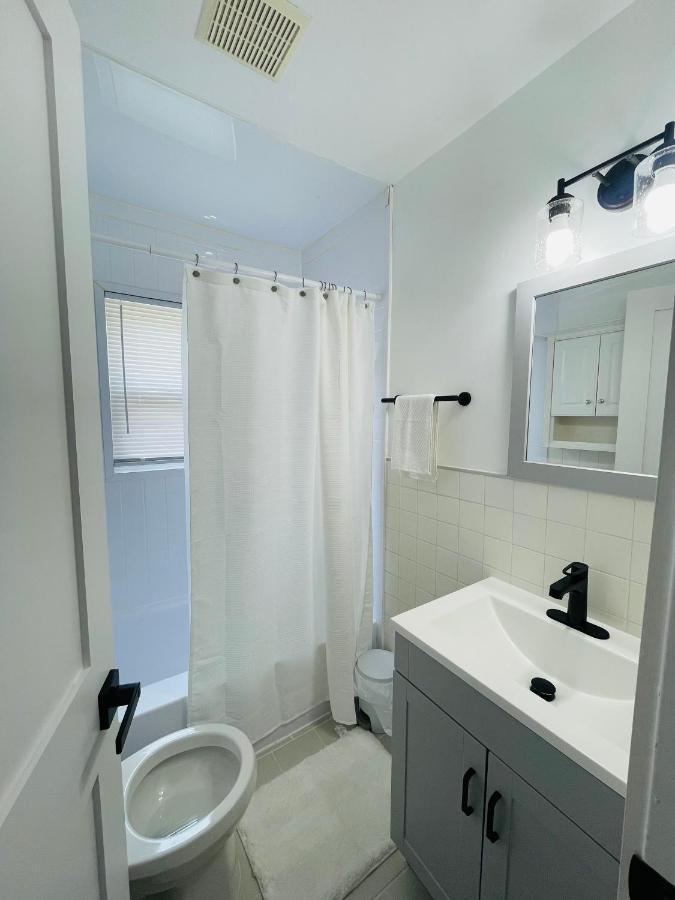 Newly Renovated Charming Home With Parking Форт Вашингтон Екстериор снимка